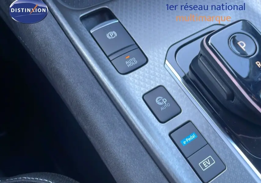 Gros plan sur la console centrale du Nissan Qashqai 2025 avec commandes e-Pedal et boîte auto, finition gris céramique.