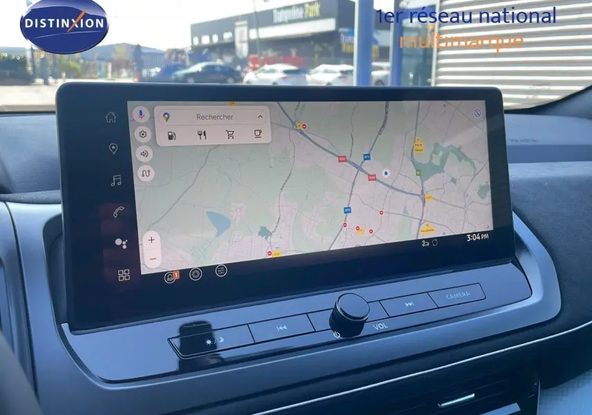 Écran tactile central affichant une carte GPS dans l'habitacle du Nissan Qashqai 2025 gris céramique toit noir.