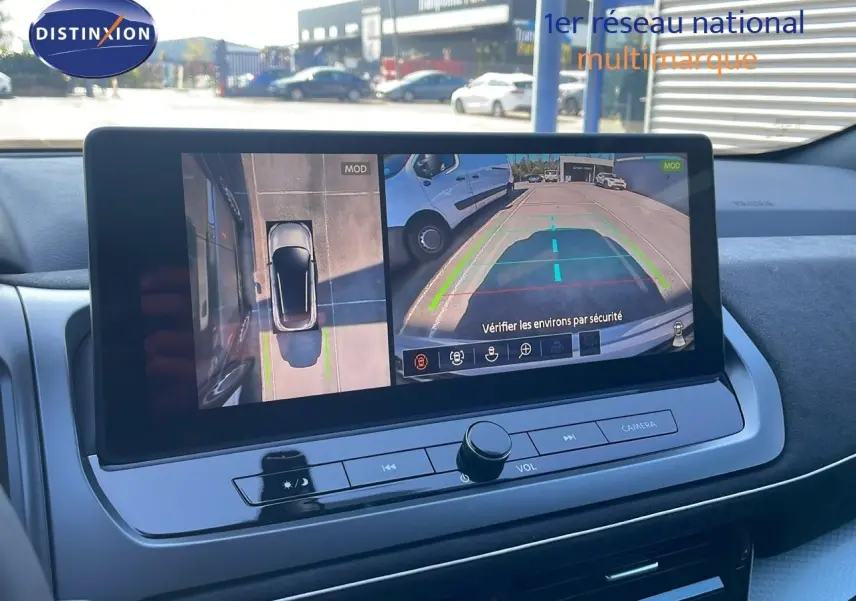 Écran multimédia du Nissan Qashqai 2025 montrant la caméra de recul et la vue à 360° en stationnement.