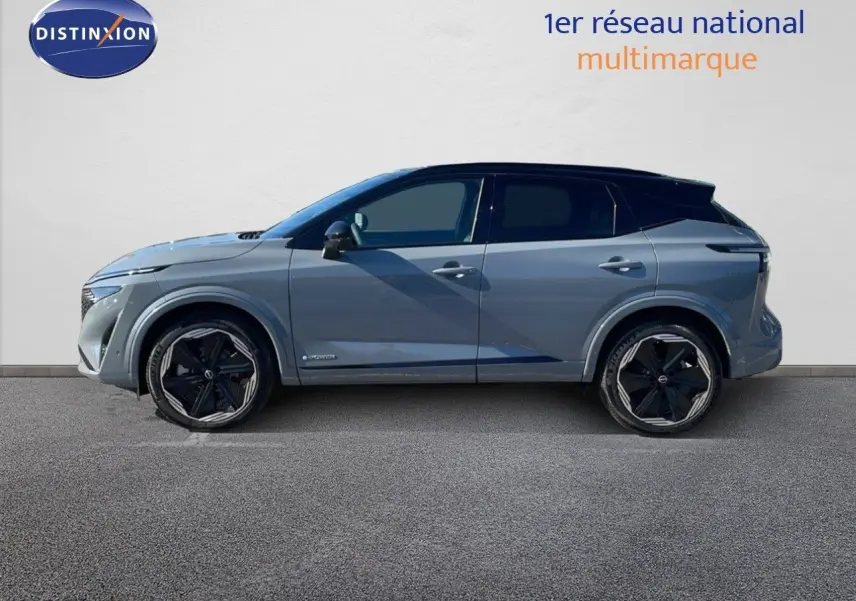 Profil côté gauche du Nissan Qashqai 2025 gris céramique avec toit noir, jantes noires et design N-Design distinctif.