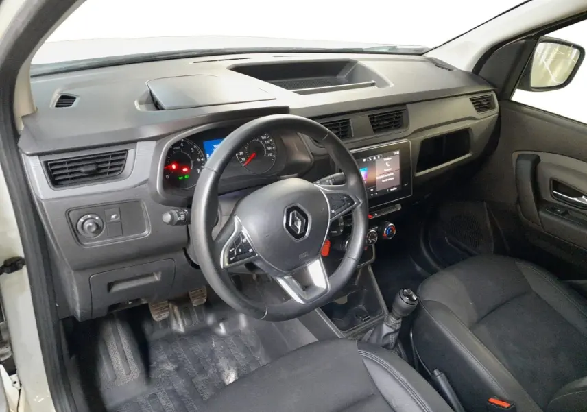 Intérieur du Renault Express Van 2023 vu côté conducteur, tableau de bord noir avec écran tactile et volant multifonction.