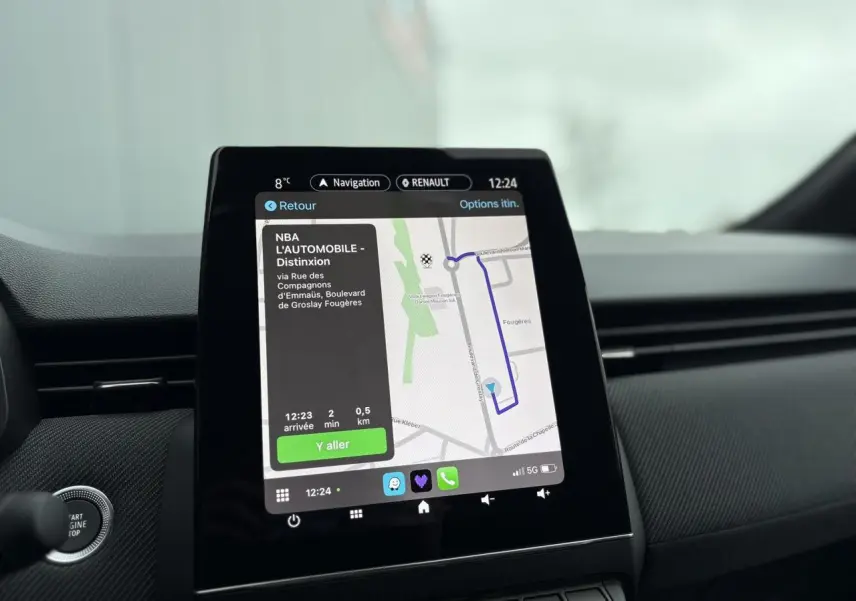Écran tactile central du tableau de bord de la Renault Clio Gris Rafale affichant la navigation GPS en mode hybride.