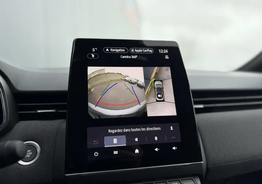 Écran tactile intérieur de la Renault Clio Gris Rafale montrant la caméra 360° et l'assistance au stationnement