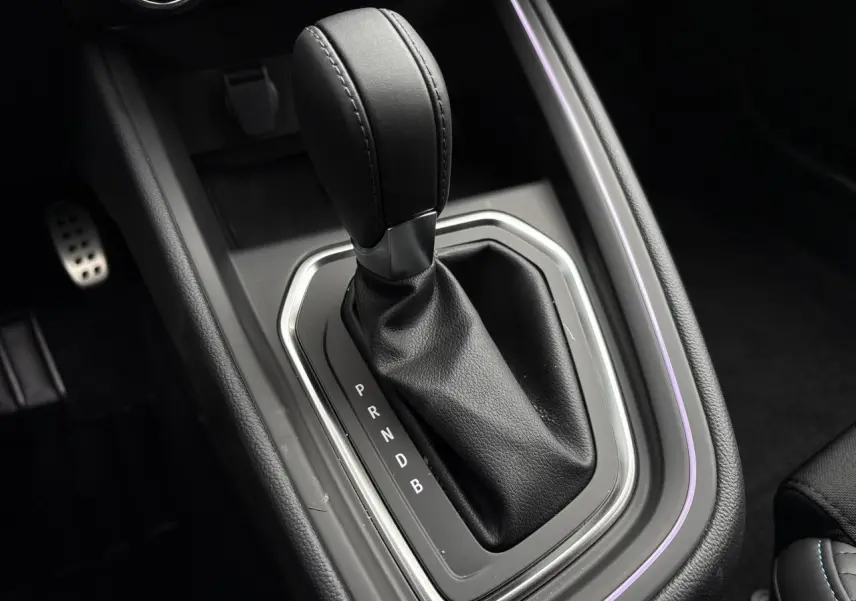 Le levier de vitesse automatique noir de la Renault Clio hybride 2025 vu en gros plan côté console centrale.