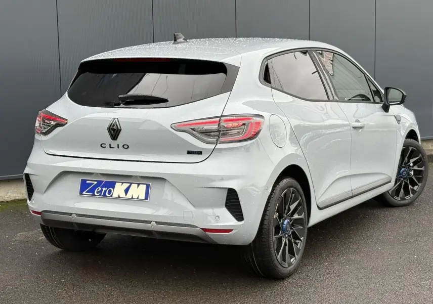 Vue 3/4 arrière droite d'une Renault Clio Gris Rafale avec jantes noires et vitres surteintées.