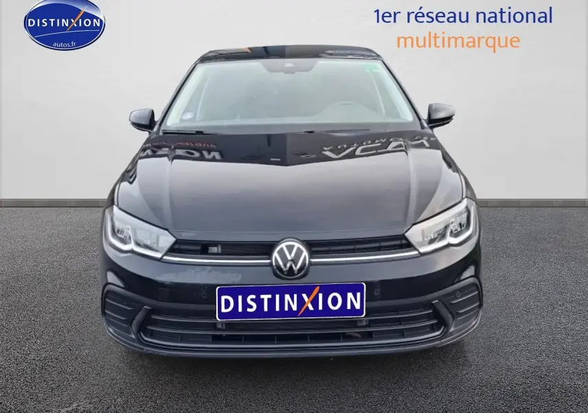 Vue avant d'une Volkswagen Polo noire intense nacrée avec calandre et logo VW bien visibles.