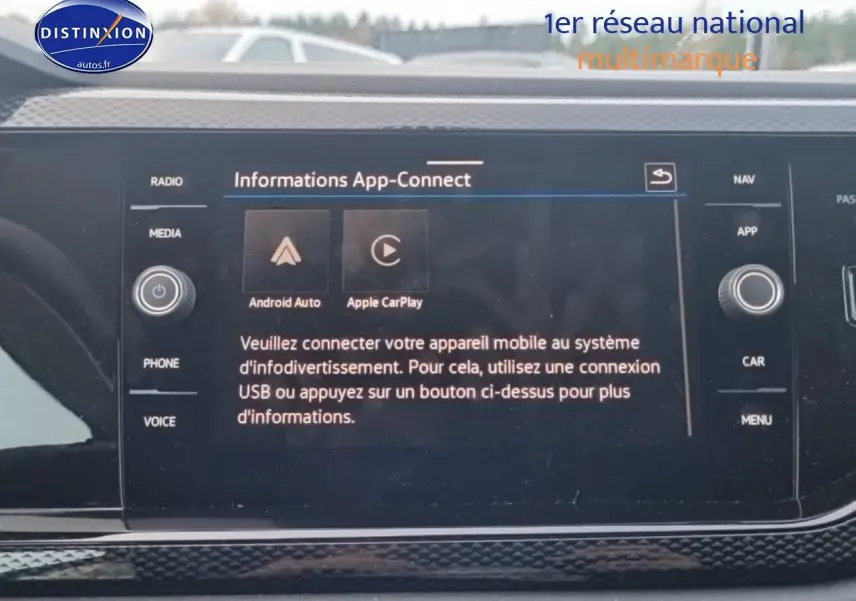 Écran tactile central du tableau de bord noir nacré de la Volkswagen Polo 2025, vue de face.