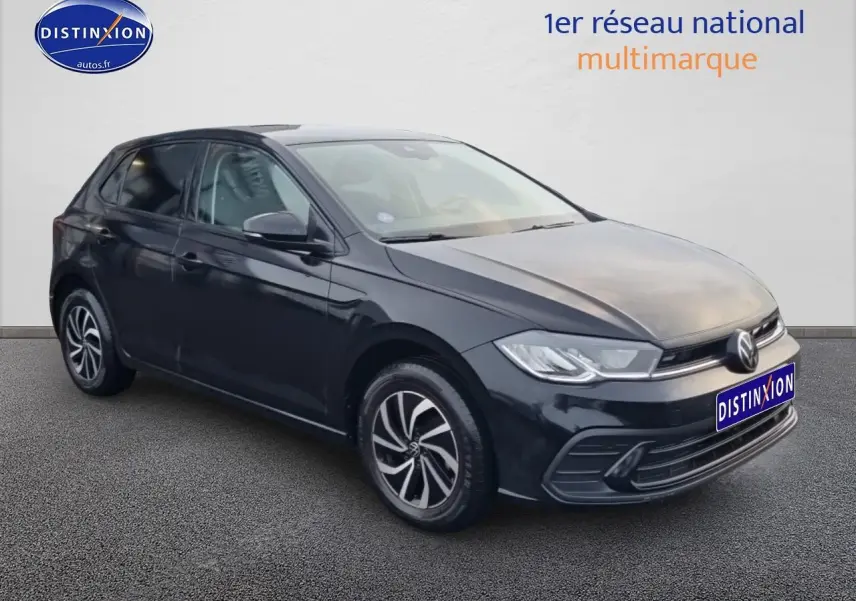 Volkswagen Polo noir intense nacré vue 3/4 avant droit avec jantes alliage et calandre distinctive.