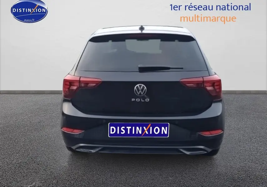 Vue arrière d'une Volkswagen Polo noire intense nacrée avec feux arrière LED et lunette arrière surteintée.