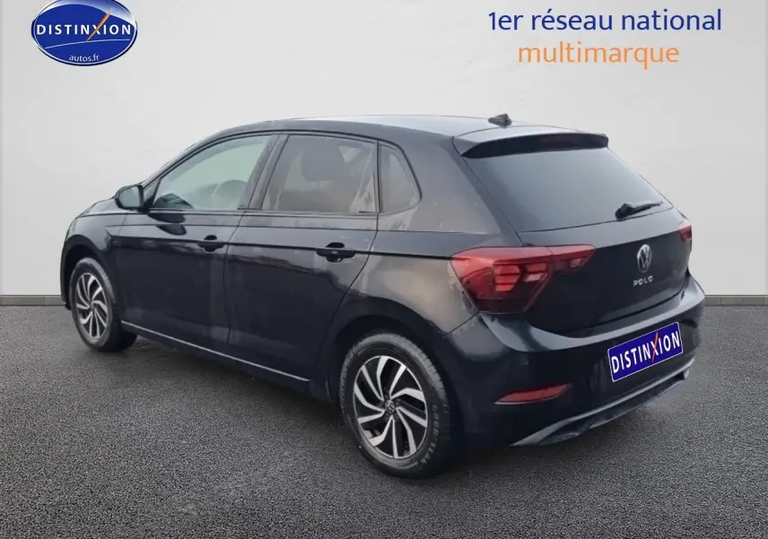 Vue 3/4 arrière droite d'une Volkswagen Polo noire intense nacre avec jantes alliage et vitres surteintées.
