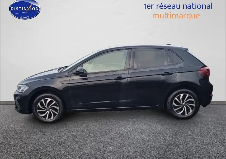 Profil côté gauche d'une Volkswagen Polo noire intense nacre avec jantes alliage et vitres surteintées.