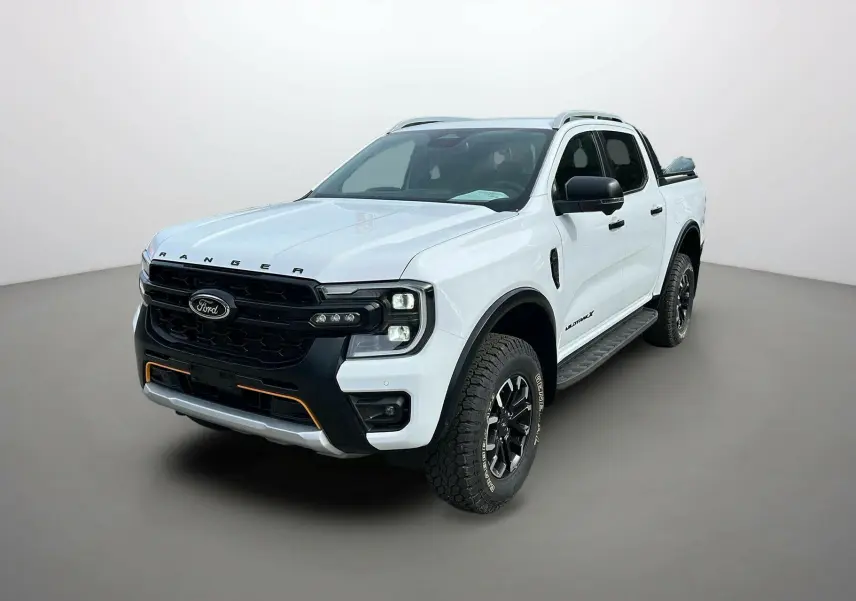 Ford Ranger 2025 blanc glacier en 3/4 avant droit avec calandre noire et éclairage auxiliaire orange.