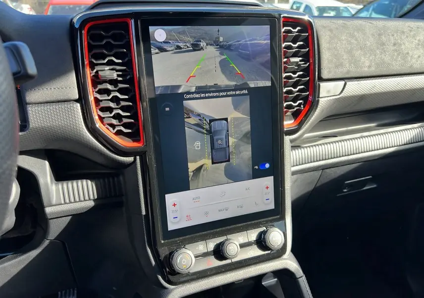 Vue rapprochée de la console centrale noire du Ford Ranger Raptor 2025 avec écran tactile affichant la caméra 360° et les commandes climatisation.