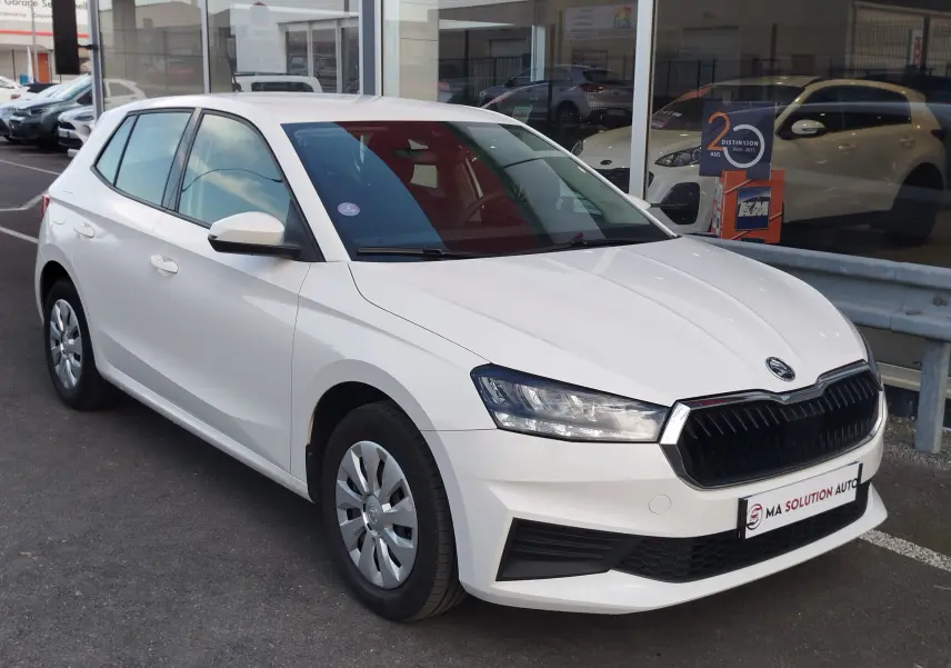 Vue 3/4 avant d'une Skoda Fabia blanche Lune 2022 avec calandre noire et jantes acier à enjoliveurs.
