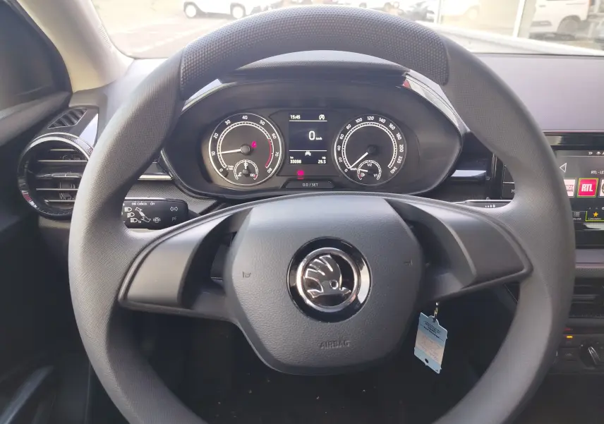 Vue intérieure centrée sur le volant et le tableau de bord numérique de la Skoda Fabia 1.0 MPI 80ch Active 2022.