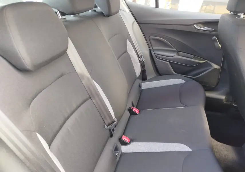 Vue intérieure arrière côté droit du Skoda Fabia 2022, sièges tissu gris foncé avec inserts gris clair.