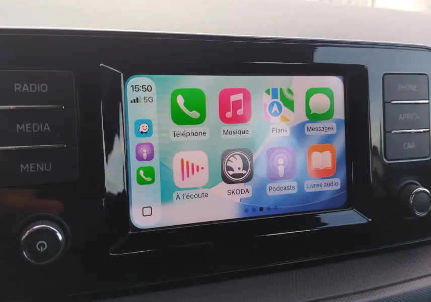 Écran tactile central de la Skoda Fabia 2022 affichant l'interface Apple CarPlay avec boutons radio et média visibles.