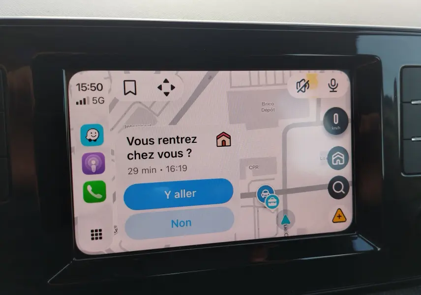 Écran tactile du système de navigation du Skoda Fabia 2022, affichant une carte et options de trajet.