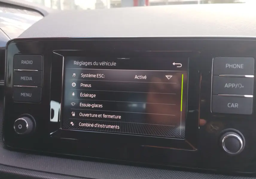 Écran tactile central de la Skoda Fabia blanc Lune 2022 affichant les réglages du véhicule, vue de face.