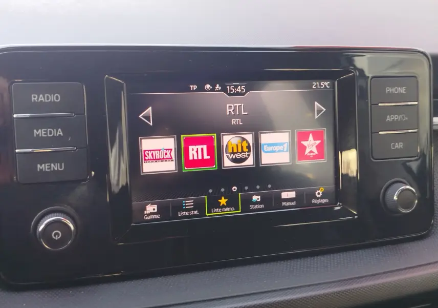 Écran tactile central de la Skoda Fabia 2022 affichant les stations radio avec boutons physiques autour.