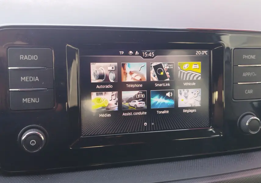 Écran tactile central de la Skoda Fabia 2022 affichant le menu principal avec boutons radio, media et téléphone.