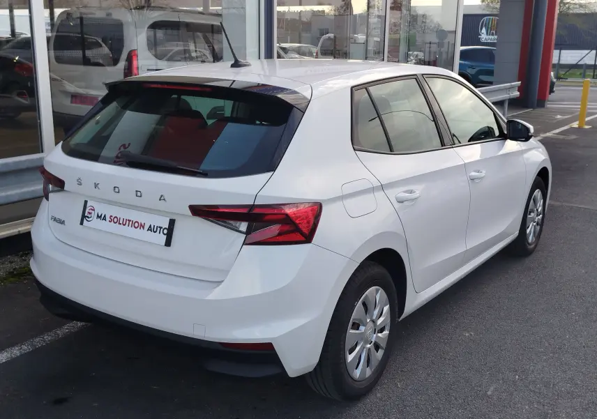 Vue 3/4 arrière droite d'une Skoda Fabia blanche Lune 2022 avec feux arrière LED et jantes acier.