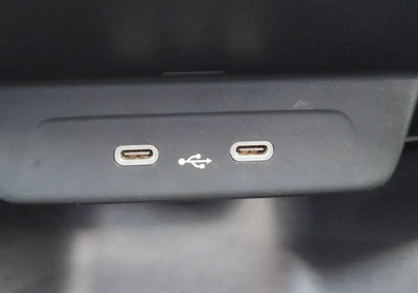 Gros plan sur deux ports USB-C intégrés dans le tableau de bord d'une Skoda Fabia blanche.