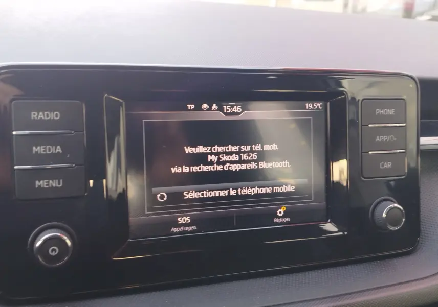 Écran central tactile de la Skoda Fabia 2022 montrant le menu Bluetooth, entouré de boutons fonctionnels noirs.