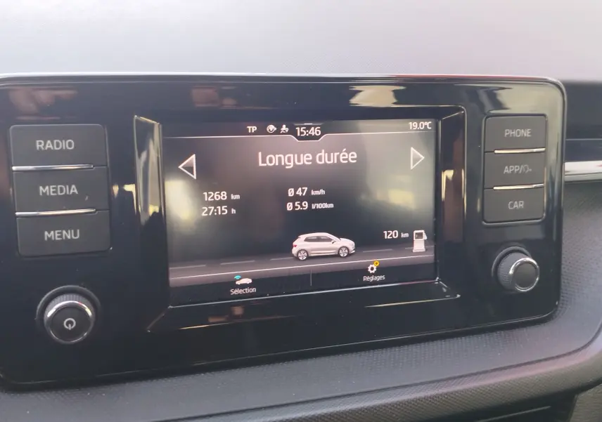 Écran central tactile de la Skoda Fabia 2022 affichant les données de conduite en mode longue durée.
