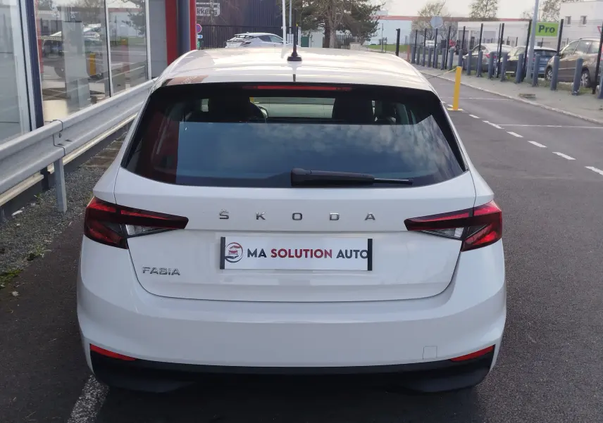 Vue arrière d'une Skoda Fabia blanc lune 2022, avec feux arrière LED et logo ŠKODA bien visible.