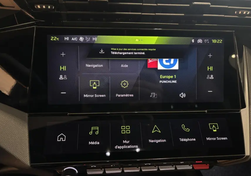 Écran tactile central du tableau de bord de la Peugeot 308 blanche, affichant les menus de navigation et multimédia.