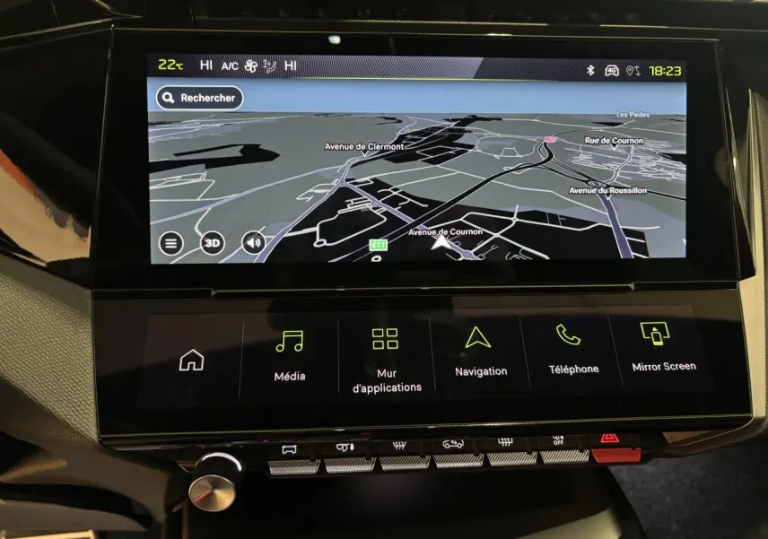 Écran tactile central du Peugeot 308 blanc 2026 montrant la navigation 3D avec interface multimédia moderne.