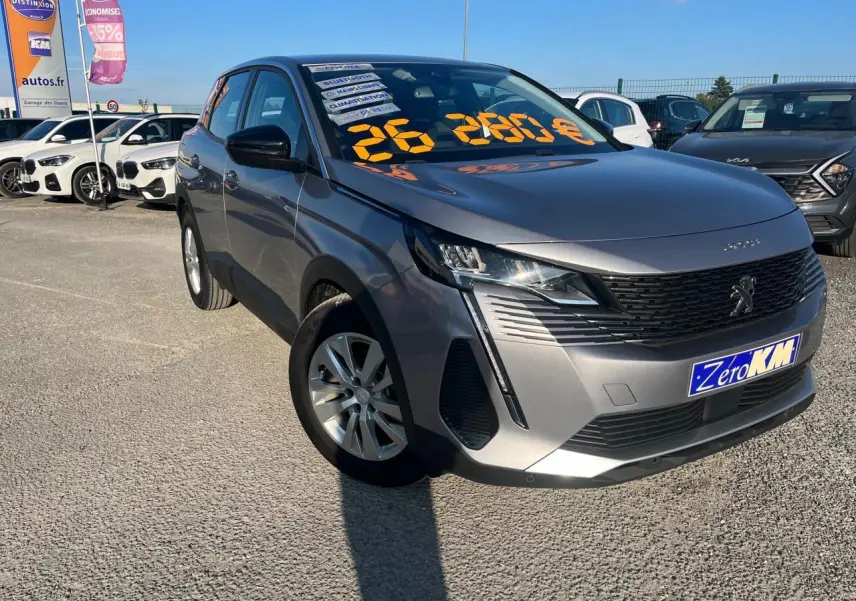 Peugeot 3008 gris Artense vue 3/4 avant droit sur parking avec prix affiché sur pare-brise.