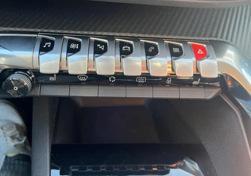 Vue rapprochée des commandes chromées de la console centrale du Peugeot 3008 2023, finition Active Pack.