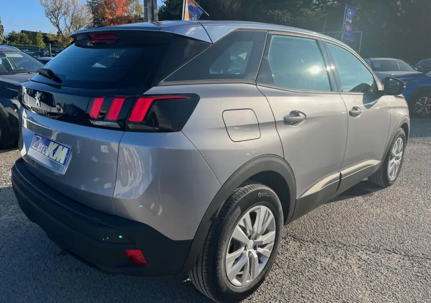 Vue 3/4 arrière droite du Peugeot 3008 gris Artense 2023 avec jantes alliage 17 pouces et feux arrière LED distinctifs.