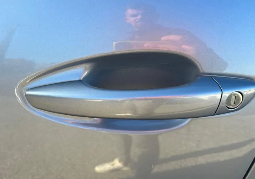 Poignée de porte côté droit gris Artense métallisée du Peugeot 3008 2023 avec serrure intégrée.