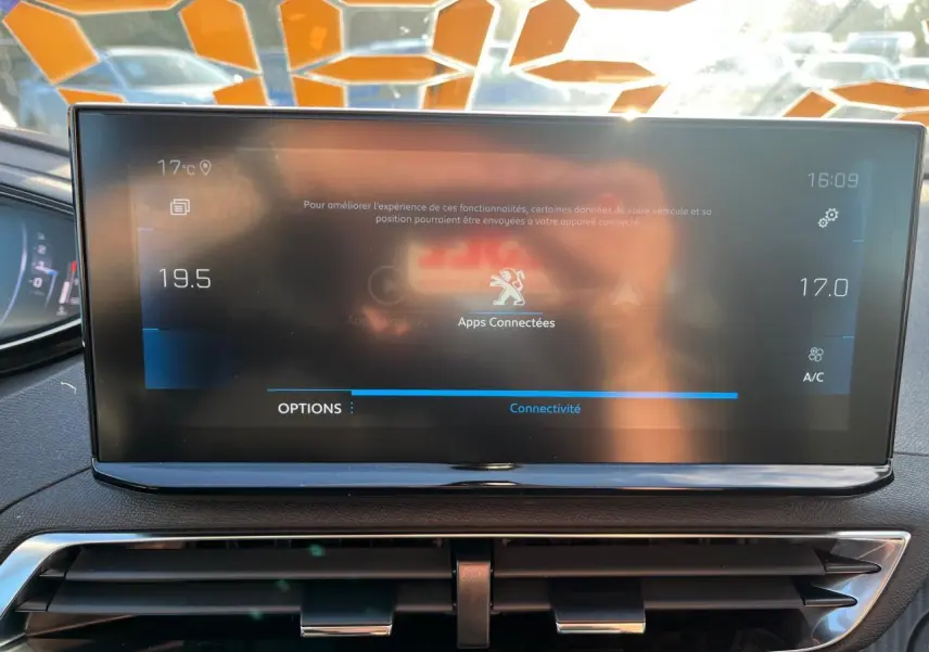 Écran tactile central affichant les apps connectées dans l’habitacle du Peugeot 3008 gris Artense 2023.