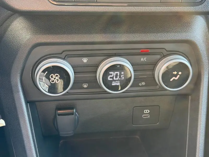 Panneau de commande de climatisation du Dacia Jogger 2025 avec réglage digital à 20,5°C et boutons rotatifs noirs.