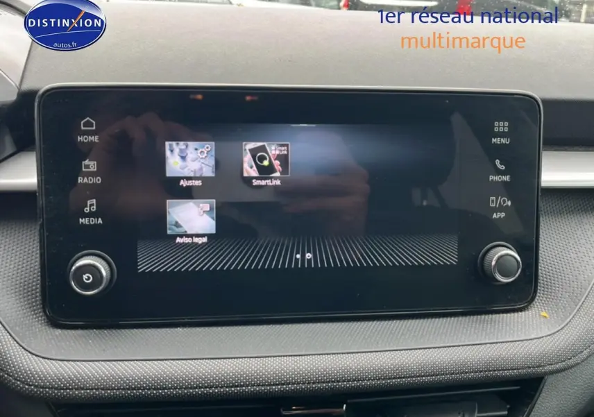 Écran tactile central du tableau de bord de la Skoda Fabia noire, affichant le menu SmartLink et réglages.