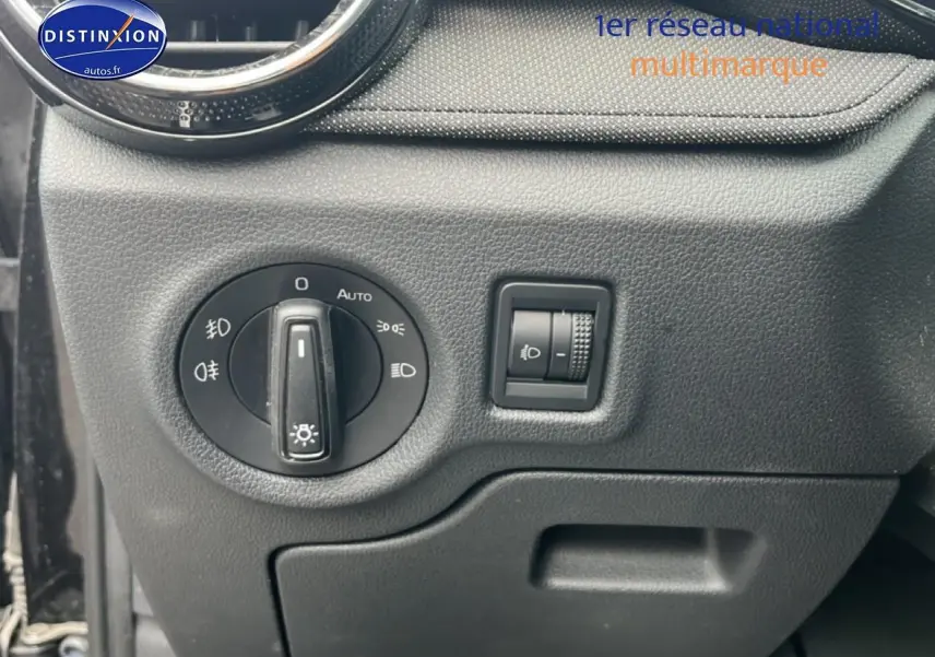 Détail du tableau de bord côté gauche avec commandes d'éclairage sur Skoda Fabia noire 2025.