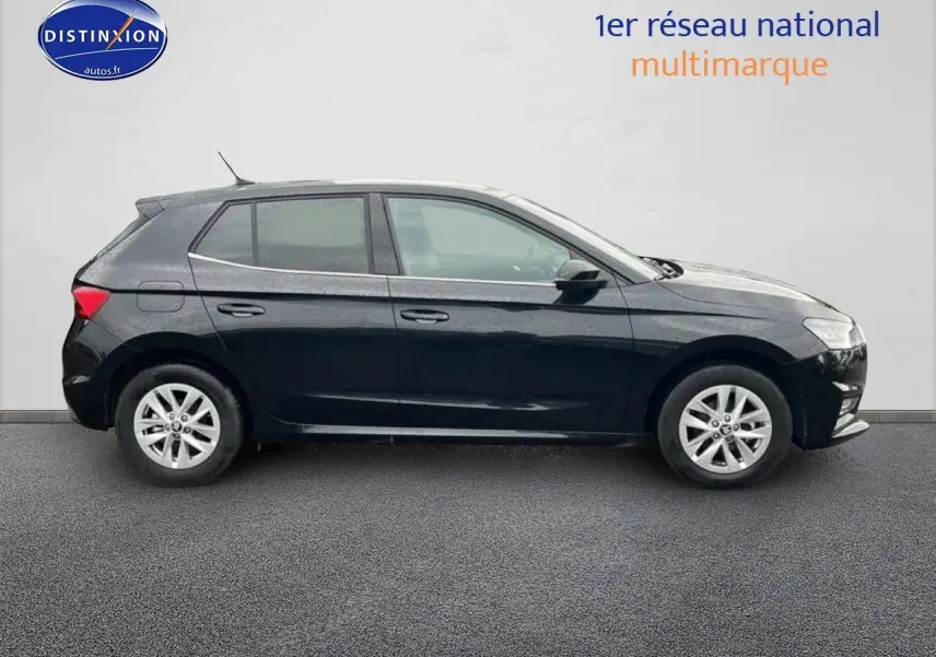 Profil côté gauche d'une Skoda Fabia noire 2025 avec jantes alu et feux arrière LED visibles.