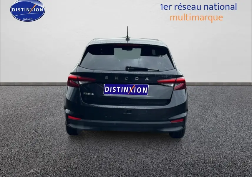 Vue arrière d'une Skoda Fabia noire 2025 avec feux LED et lunette arrière teintée sur sol gris.