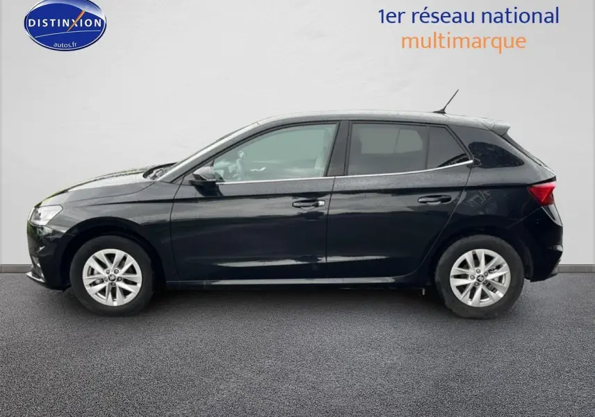 Profil côté gauche d'une Skoda Fabia noire 2025 avec jantes alu et poignées ton carrosserie sur fond neutre.