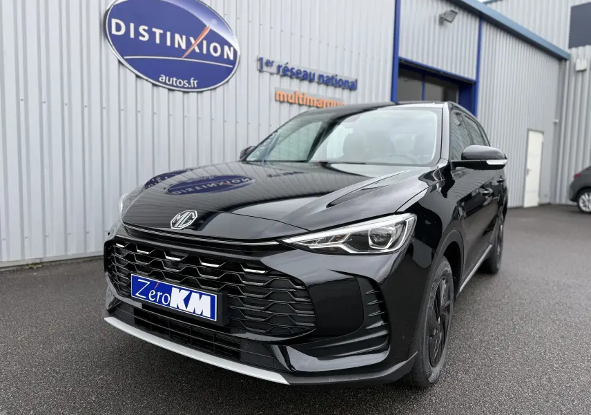MG ZS 1.5L Hybrid+ 2026 en Pebble Black Metal, vue 3/4 avant avec calandre imposante et phares LED fins.