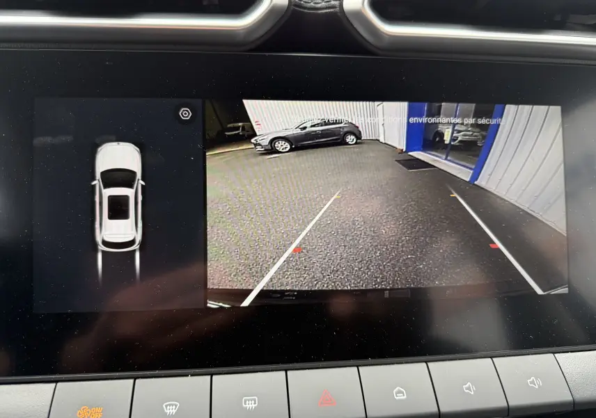 Écran de caméra de recul du MG ZS Pebble Black, montrant l’arrière avec lignes de guidage blanches et vue du parking.
