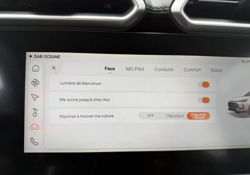 Écran tactile intérieur du MG ZS 2026 montrant les réglages des feux avec illustration du véhicule en gris côté droit.
