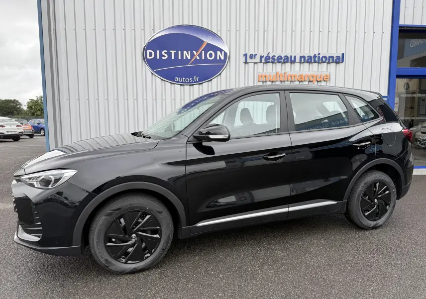 Vue de profil côté gauche du MG ZS 1.5L HYBRID+ 197CH en noir Pebble Black Metal avec jantes noires et détails chromés.
