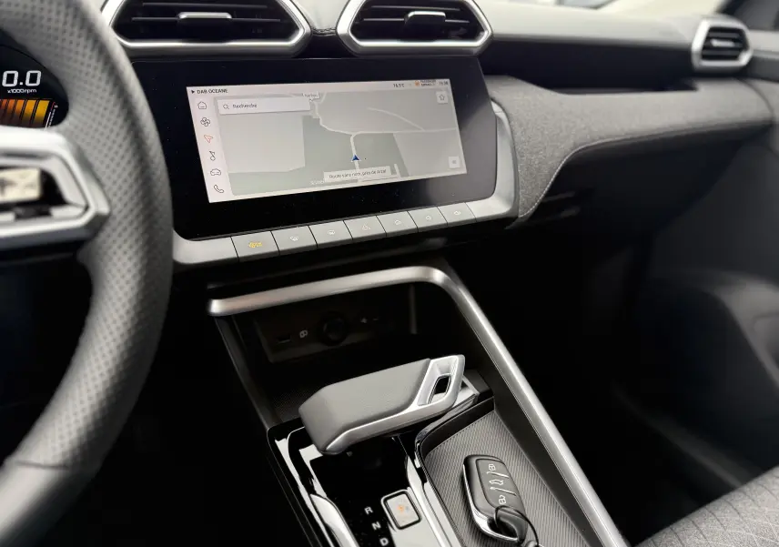 Vue intérieure du tableau de bord et console centrale du MG ZS 1.5L Hybrid+ 2026, avec écran tactile et levier de boîte auto.