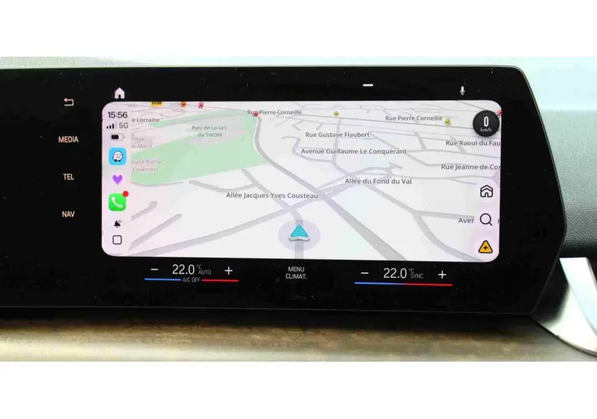 Écran tactile incurvé de navigation BMW Live Cockpit dans BMW Série 2 Active Tourer gris, vue intérieure centrale.