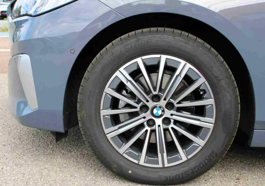 Gros plan sur la roue avant droite gris métallisé d'une BMW Série 2 Active Tourer avec jante alliage 17 pouces bicolore.